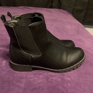 Kohls Black Silver Studded Boots size 8